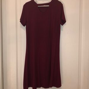 Short sleeved dress w/ open front. Color is maroon